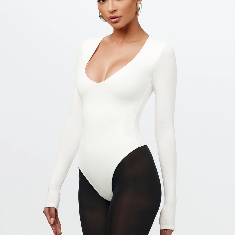 Naked Wadrobe White V-neck Sculpt Bodysuit 🤍